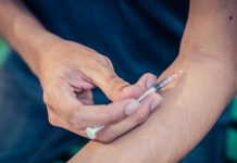 পিঠের ব্যাথা কমাতে আজব চিকিত্সা; নিজের বীর্য দেহে ইনজেকশন করলেন যুবক, তারপর……